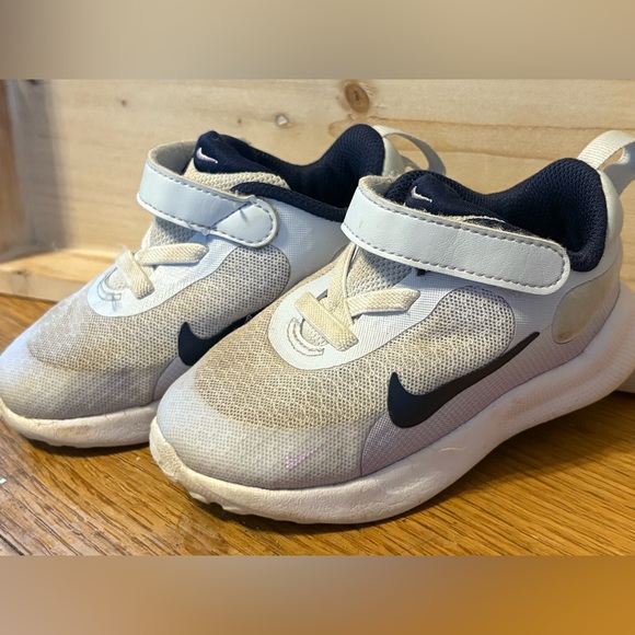 Nike Revolution 7 Sneakers - Picture 1 of 5